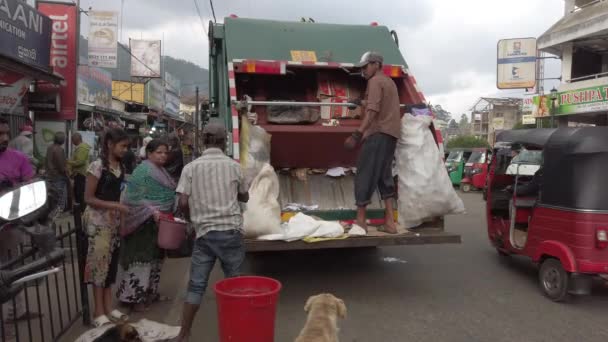 Nuware, Sri Lanka - 2019-03-27 - Autocarro della spazzatura accetta tranne i rifiuti provenienti dalla gente del posto — Video Stock