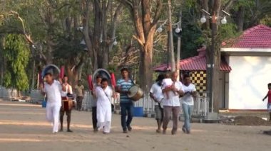 Kataragama, Sri Lanka - 2019-03-29 - Küçük Kutlama Geçit Çocuk Sağlığı 1 için Hindu Tanrılar teşekkür etmek - Yaklaşan Tapınak