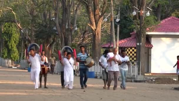 KATARAGAMA, Sri Lanka-2019-03-29-kleine viering parade te bedanken Hindoegoden voor Childs gezondheid 1-naderende tempel — Stockvideo