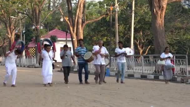 Kataragama, Sri Lanka - 2019-03-29 - Pequeño desfile de celebraciones para agradecer a los dioses hindúes por la salud de los niños 2 - El abuelo sostiene al niño — Vídeos de Stock