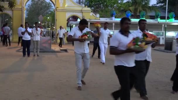 Kataragama, Sri Lanka-2019-03-29-men gå in på tempelområdet med utbud av mat — Stockvideo