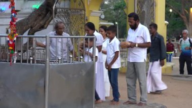 Kataragama, Sri Lanka - 2019-03-29 - Aile Dualar Sonra Hindu Tanrı'ya Dua göndermek için Kil Yangın Tencere Breaks