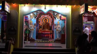 Kataragama, Sri Lanka - 2019-03-29 - Buda Heykeli Gaudy Işık Ekran tarafından desteklenmektedir