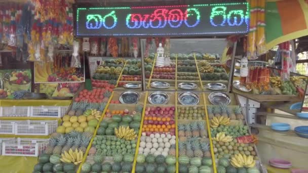 Kataragama, Sri Lanka - 2019-03-29 - Asya Reklam Metin Yukarıda Kaydırma ile Meyve ve Sebze Standı — Stok video