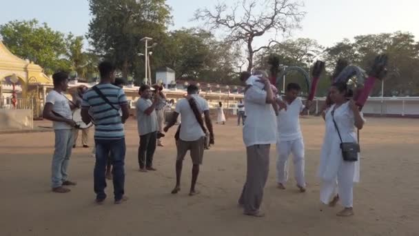 Kataragama, Sri Lanka-2019-03-29-parada małych uroczystości podziękować hinduskich bogów dla zdrowia Childs 5-Baby wręczył matce — Wideo stockowe