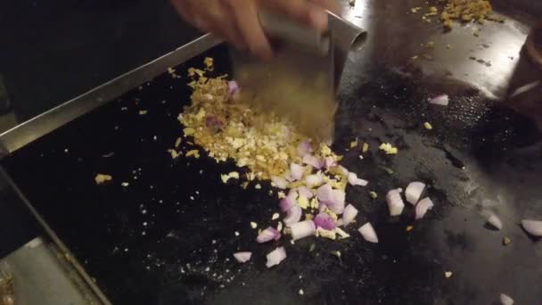 Chef prepara arroz frito em um restaurante do Sri Lanka — Vídeo de Stock