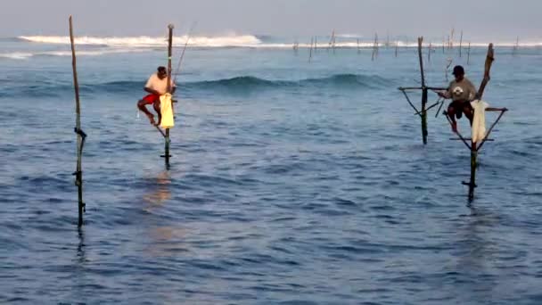 Galle, Sri Lanka - 2019-04-01 - Pescadores de zancos - Dos hombres volteando polacos — Vídeos de Stock