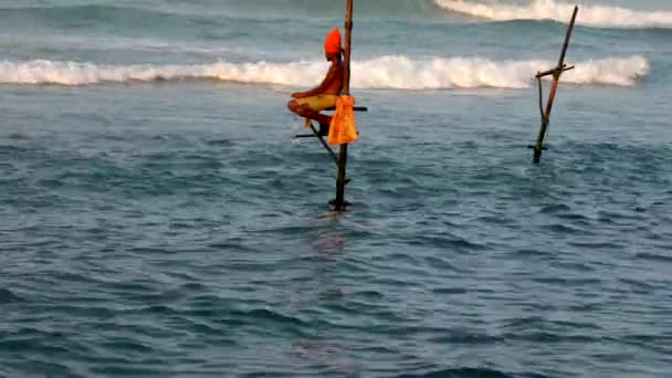 Галле, Шри-Ланка - 2019-04-01 - Stilt Fishermen - Orange Turban and Reflection — стоковое видео