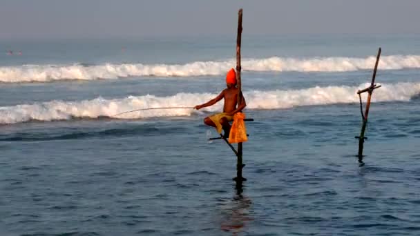 Galle, Sri Lanka - 2019-04-01 - Stilt Fishermen - Solitary Man in Orange Turban — Stok Video