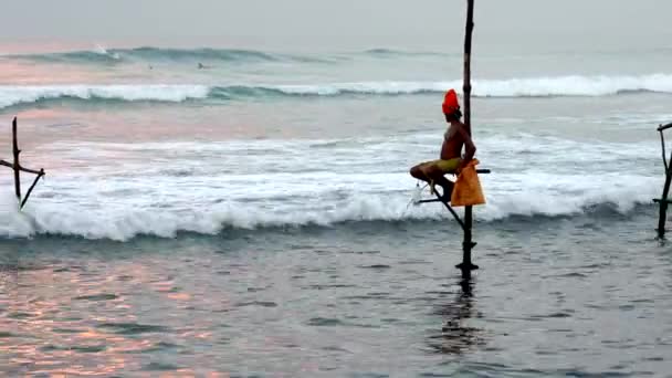 Galle, Srí Lanka-2019-04-01-Stilt-rybáři-muž v oranžovém turbanu — Stock video