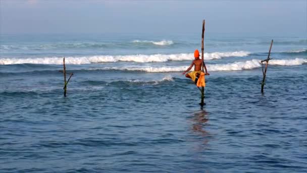 Galle, Sri Lanka-2019-04-01-Stilt pescadores-Slow Motion homem solo em Turban laranja — Vídeo de Stock