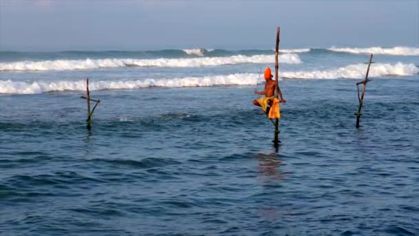 Galle, Sri Lanka - 2019-04-01 - Pescatori inclinati - Orange Turbante Slow Motion — Video Stock