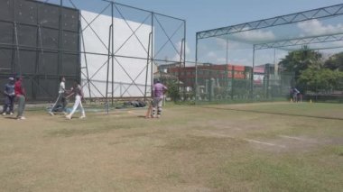 Galle, Sri Lanka-2019-04-01-genç kriket uygulama-yarasa kafes topu vahşi sıçrama Takes