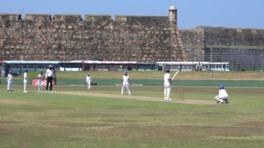 Galle, Sri Lanka-2019-04-01-genç kriket uygulama-Catcher Down Falls