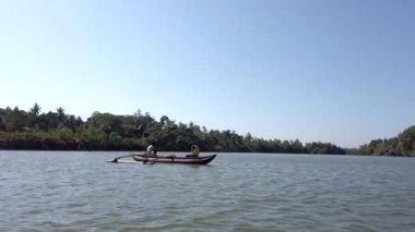 Galle, Sri Lanka-2019-04-01-2 erkek balık gelen Outrigger olarak geçen tekne görüldü