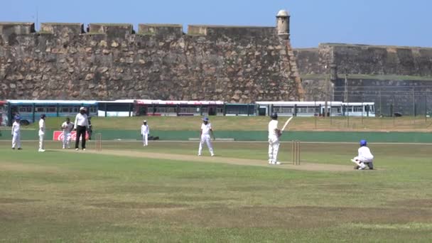 Galle, Sri Lanka-2019-04-01-genç kriket uygulama-Catcher Down Falls — Stok video