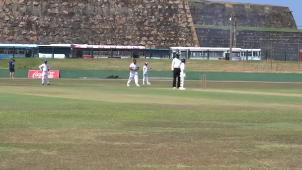 Galle, Sri Lanka - 2019-04-01 - Práctica de cricket adolescente - Batidos y fallas — Vídeos de Stock