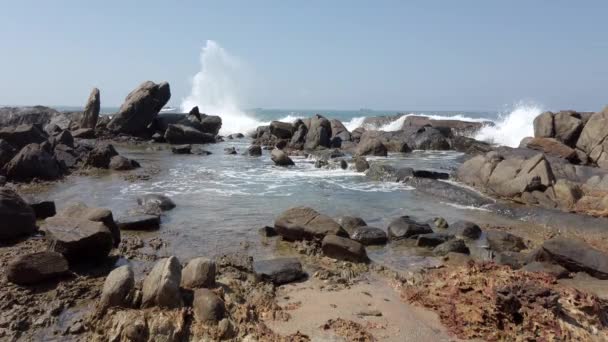波が岩の上にクラッシュし、タイドプールを埋める 1 — ストック動画