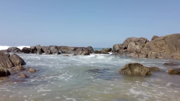 Las olas se estrellan sobre las rocas y llenan Tidepool Low Vantage 1 — Vídeo de stock