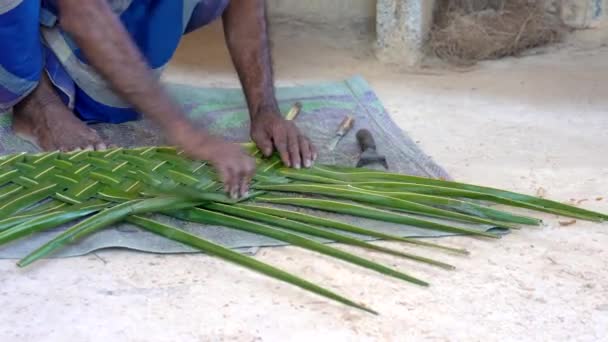 Galle, Srí Lanka-2019-04-01-Thatch-Man ukazuje, jak Odmostit listí pro střešní closeup — Stock video