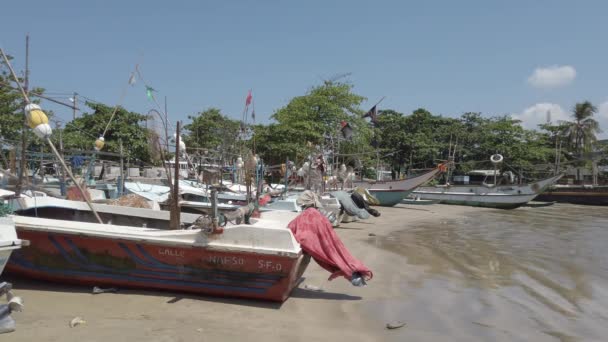 Galle, Sri Lanka-2019-04-01-vissersboten lijn strand aan het einde van de dag — Stockvideo