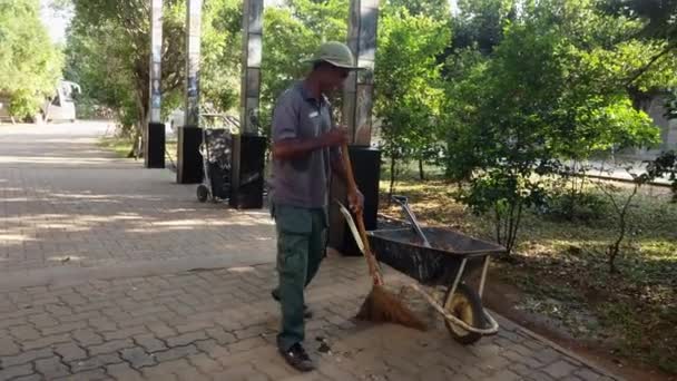 Galle, Sri Lanka - 2019-04-01 - El jardinero barre los escombros en el Resort en Sri Lanka — Vídeo de stock