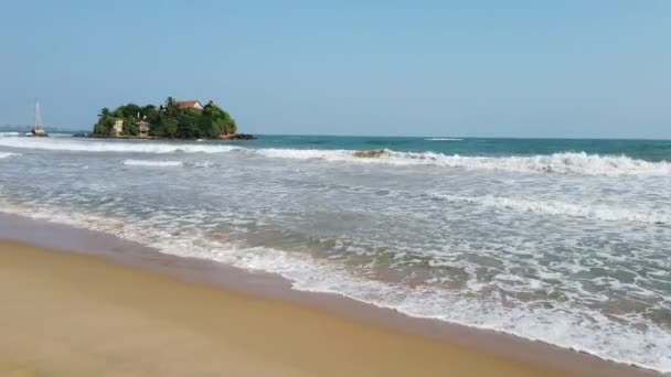 Galle, Sri Lanka - 2019-04-01 - Flujos de surf alrededor de la pequeña isla — Vídeo de stock