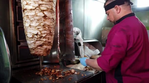 Petra, Jordânia - 2019-04-20 - Shawarma - Frango é dobrado em envoltório — Vídeo de Stock