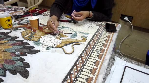 Petra, Ιορδανία-2019-04-20-μωσαϊκό 5-καλλιτέχνες Γλουτά κομμάτια για πλάκα λιονταριού — Αρχείο Βίντεο