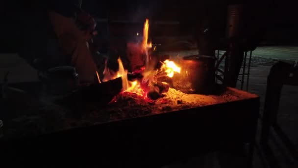 Wadi Rum Lagerfeuer brennt in dunkler Nacht — Stockvideo