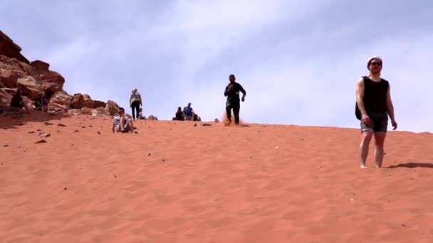 Wadi rum, jordan - 2019-04-23 - Mann läuft mit nackten Füßen Sanddüne hinunter 1 — Stockvideo