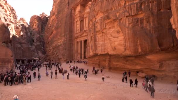 Petra, Jordanië-2019-04-21-Treasury time lapse-45 graden zijde met mensen frezen 2 — Stockvideo