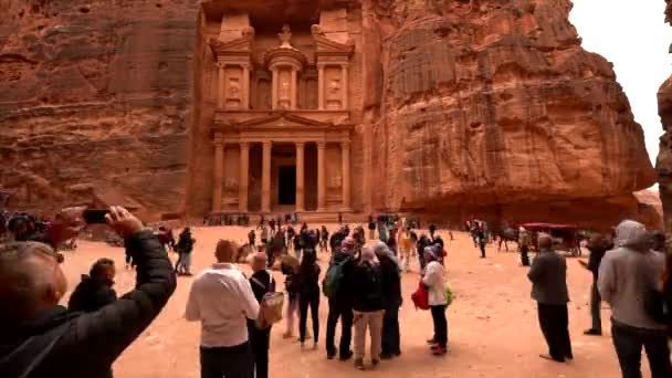 Petra, Jordânia - 2019-04-21 - lapso de tempo do Tesouro - Em linha reta com carruagens de cavalos — Vídeo de Stock