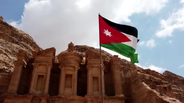 Jordansk flagg flyger i stel vind över Petra Treasury — Stockvideo