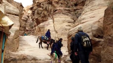 Petra, Ürdün - 2019-04-23 - Turistler Monestary'den Eşeklere Biniyor