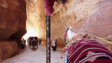 Petra, Ürdün - 2019-04-23 - Hazineye Doğru Siq'den Geçen At Arabasıgörünümü