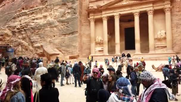 Petra, Jordania - 2019-04-23 - Turistas deambulan frente al Tesoro 1 — Vídeo de stock