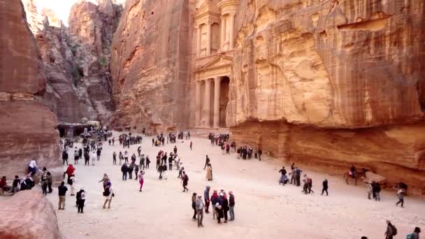 Petra, Jordánsko-2019-04-23-turisté se potulují před pokladnicí z vysokého Vantage 2 — Stock video