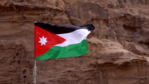 요르단 국기가 뻣뻣한 바람 슬로우 모션 2로 날아간다. — 비디오