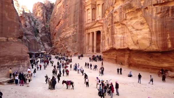 Petra, Jordanië-2019-04-23-toeristen dwalen in de voorkant van Treasury 2 — Stockvideo