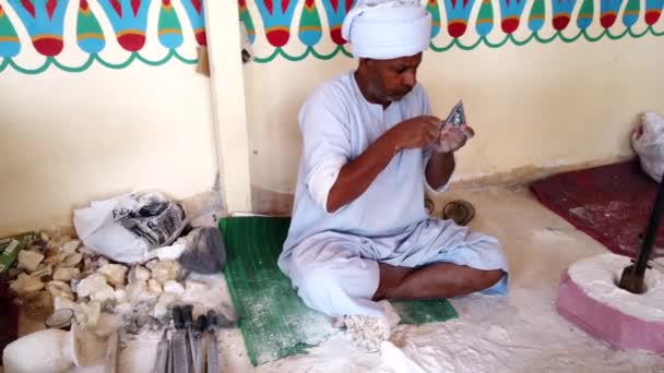 Luxor, Egyiptom-2019-05-01-Man carves dekorációk a kis piramis oldalán — Stock videók