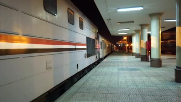 Luxor, Egypt-2019-05-01-vlak jede do stanice v noci — Stock video