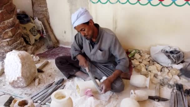 Luxor, Egyiptom-2019-05-01-Man Chisles Alabaster Stone, mint a kezdete egy váza — Stock videók