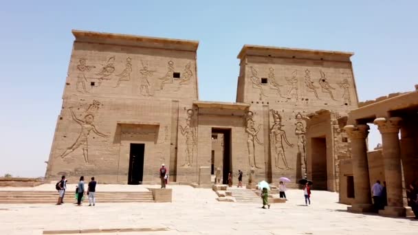 Aswan, Egypte-2019-04-28-Philae Temple-Giant Stone houtsnijwerk Bescherm de ingang — Stockvideo