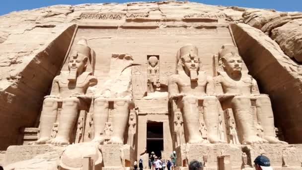 エジプト、アスワン - 2019-04-28 - フィラエ寺院 - 巨大な像によって守られた入り口に近づく — ストック動画