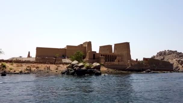 エジプト、アスワン - 2019-04-28 - フェリーボートがフィラエ寺院に到着 — ストック動画