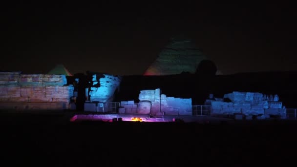 Káhira, Egypt-2019-05-03-světelná show pyramida-osvětlení se posouvá do Sfingy — Stock video