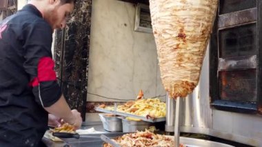 Kahire, Mısır - 2019-05-03 - Shawarma Fries ile Street Vendor tarafından yapılan