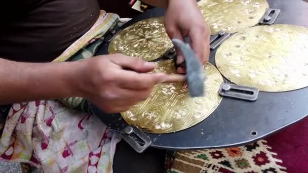 Caïro, Egypte-2019-05-03-man Carves ingewikkelde ontwerp in messing plaat — Stockvideo