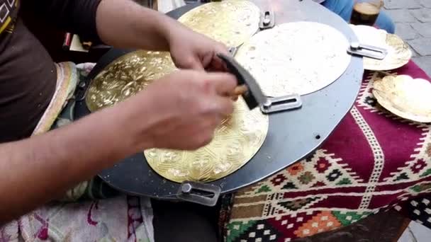 Kairo, Egypten-2019-05-03-Artisan carves intrikata design i mässing plattan — Stockvideo